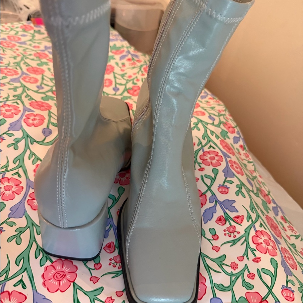 Soft baby blue leather VERYVERY zip boot size 8 modern and elegant